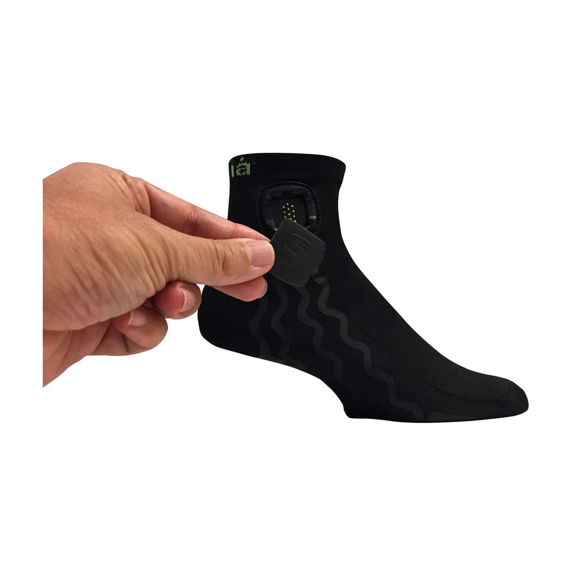 Eine Hand hält einen schwarzen Sensor in der Nähe einer schwarzen Socke. Die Socke hat einen Sensor. Der Hintergrund ist weiß.