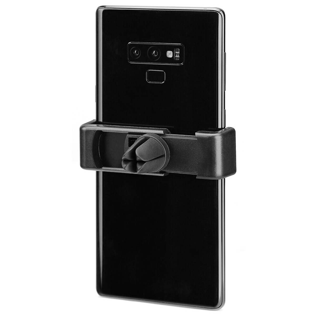 Uno smartphone nero è tenuto da un supporto nero. Il telefono ha lenti della fotocamera e un sensore di impronte digitali sul retro.