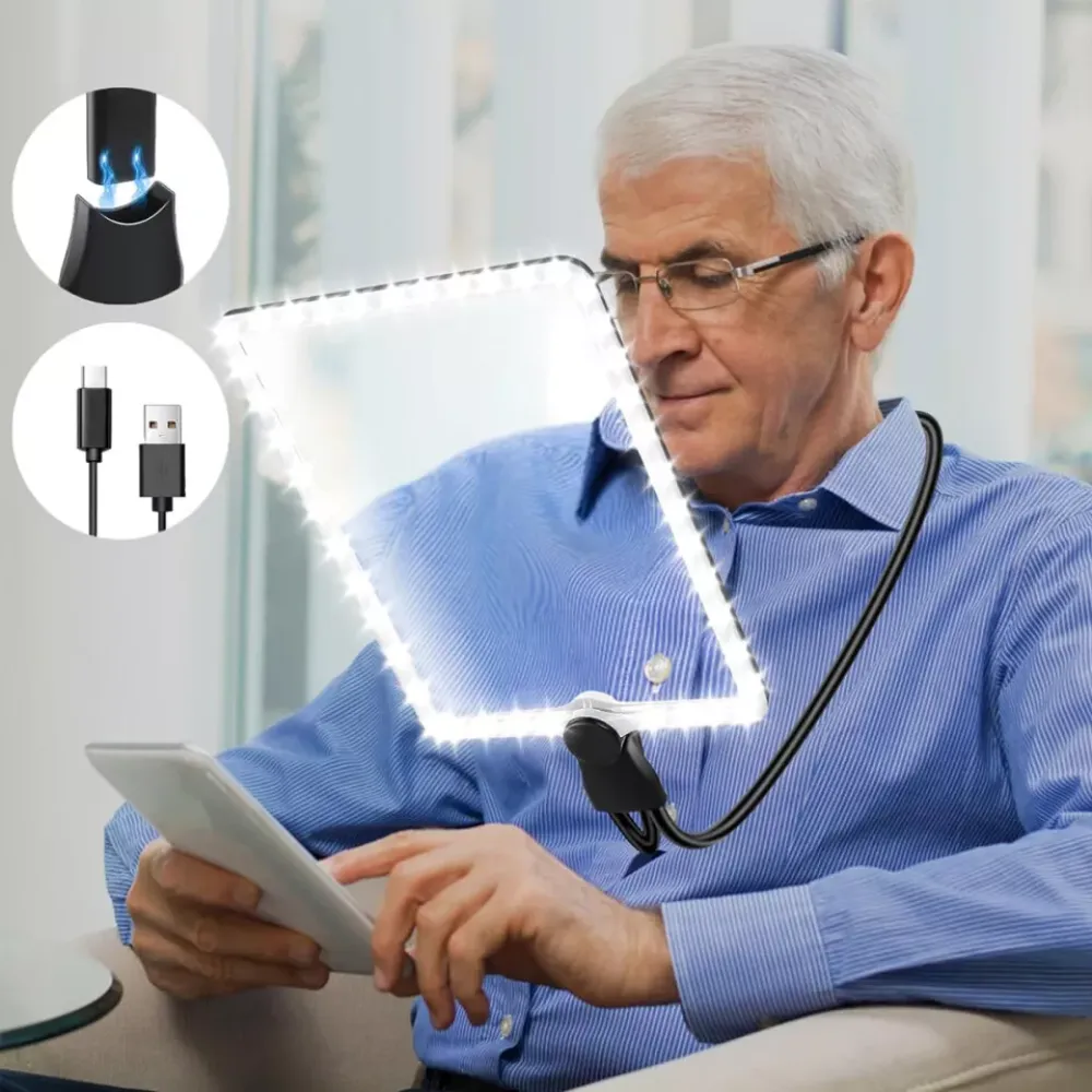 Ein Mann mit Brille benutzt eine am Hals getragene Leselampe. Das Licht beleuchtet ein Tablet. USB-Kabel und ein Lichtscharnier sind ebenfalls abgebildet.