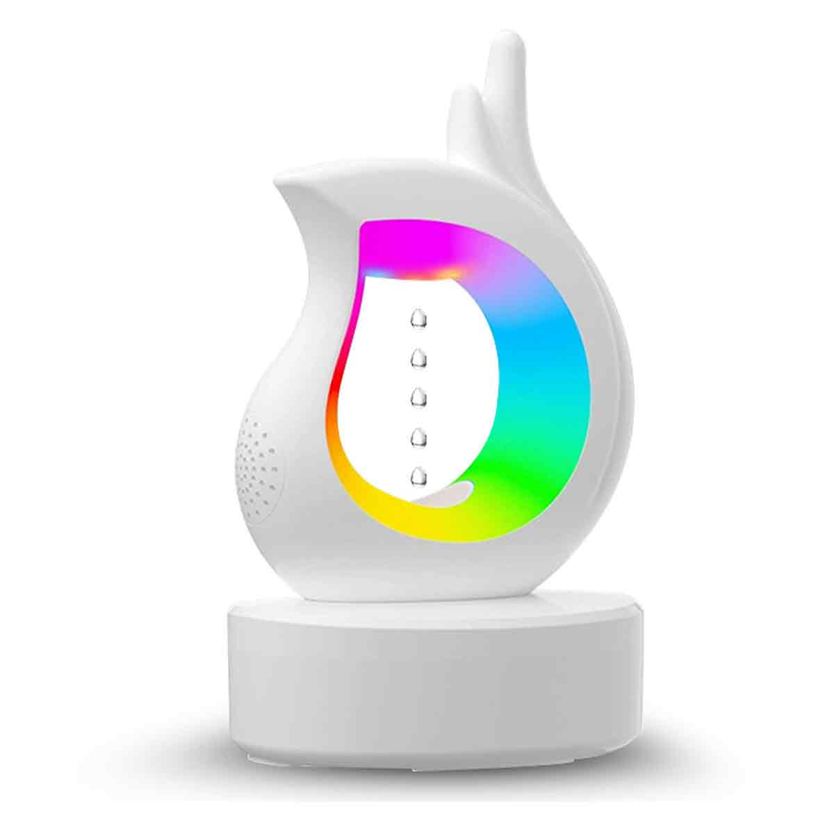 Eine weiße, abstrakt geformte Lampe mit farbenfroher Lichtanzeige. Die Lampe steht auf einem weißen Sockel mit einem Loch, das Regenbogenfarben zeigt.