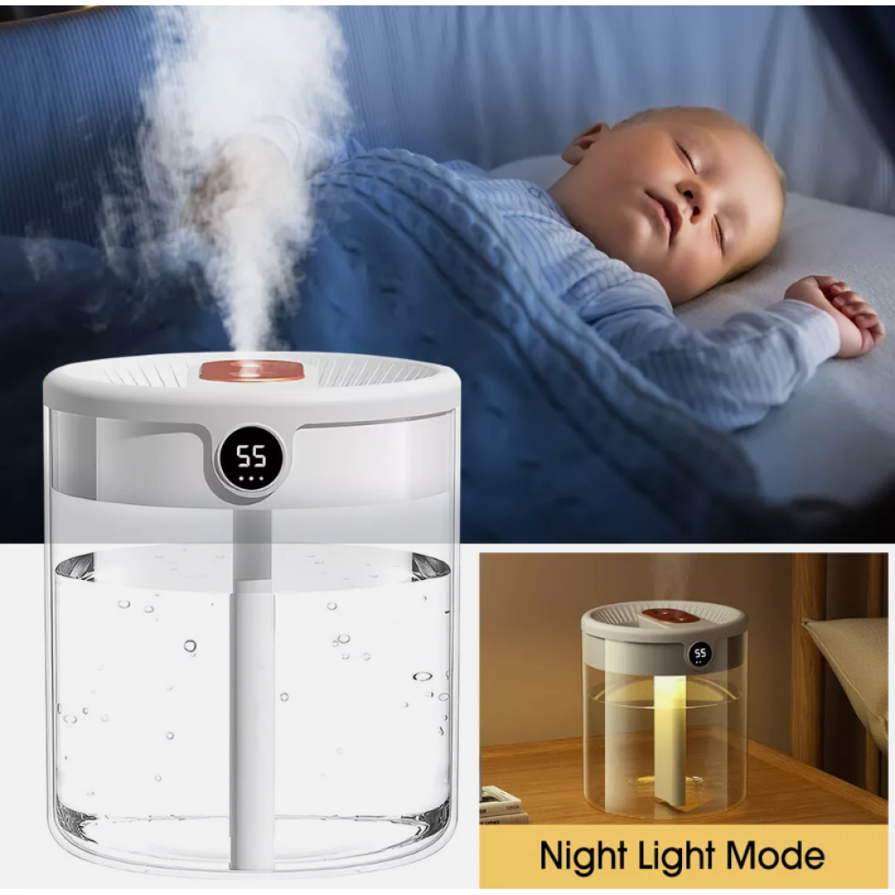 Ein weißer Luftbefeuchter ist in Betrieb und erzeugt Dampf. Im Hintergrund schläft ein Baby friedlich. Nachtlichtmodus wird angezeigt.