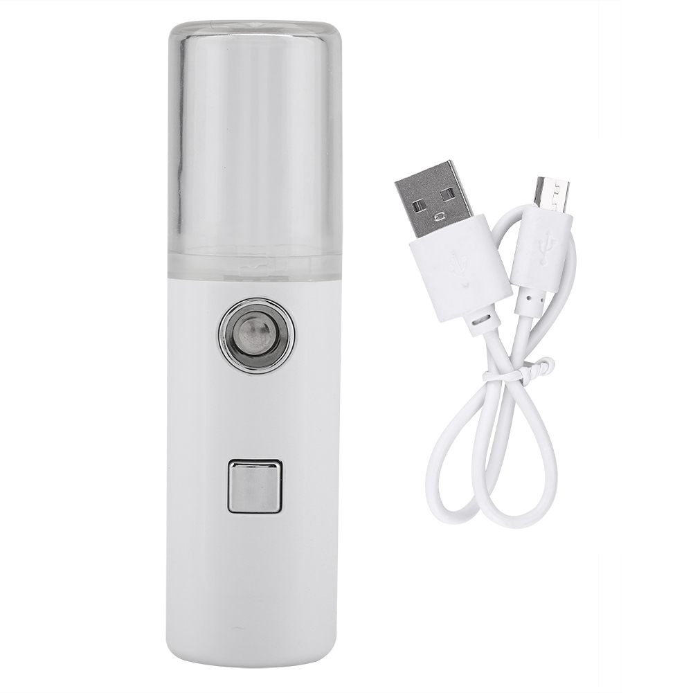 Ein weißes Gesichtsspray mit klarem Deckel und ein weißes USB-Ladekabel auf weißem Hintergrund.