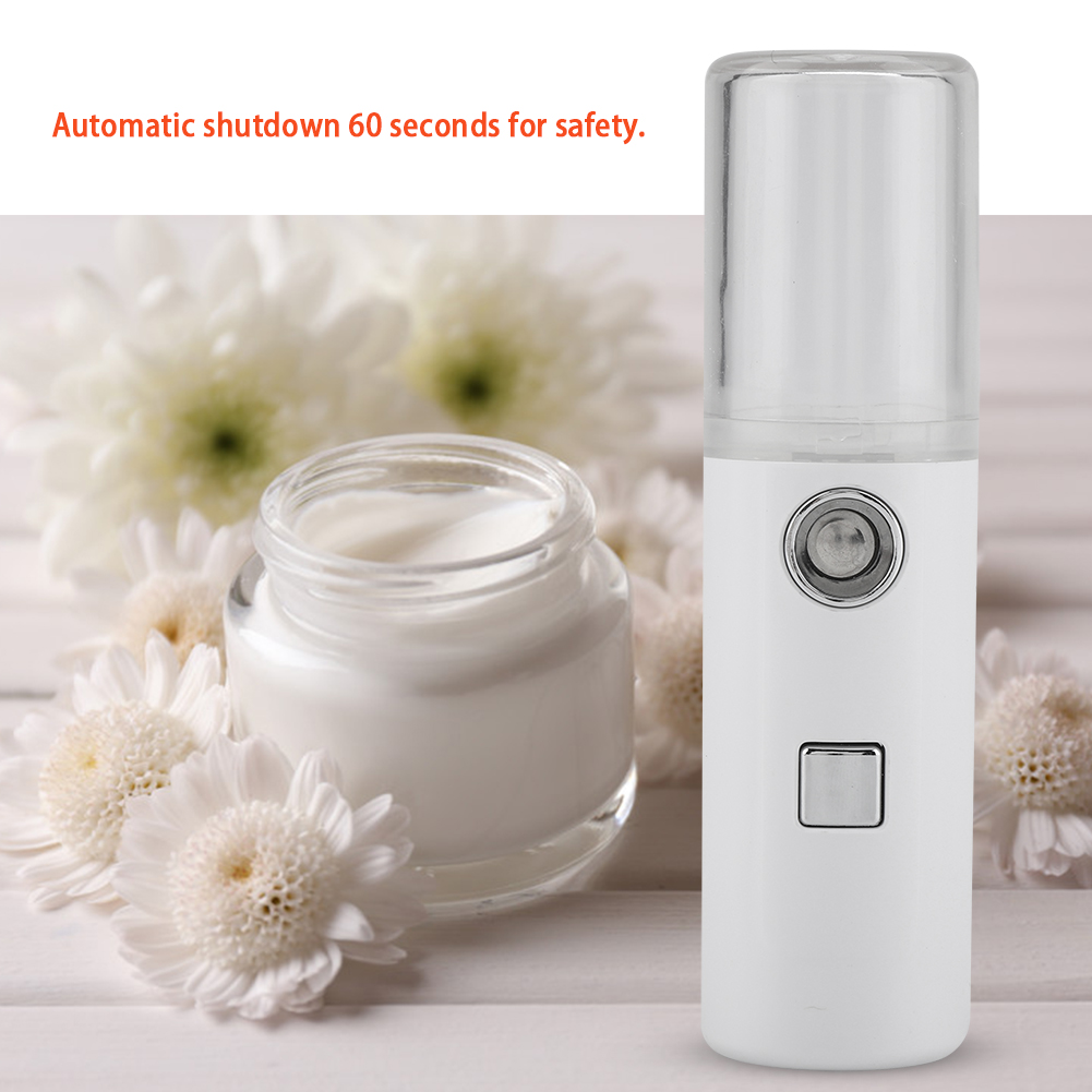Ein weißes, tragbares Schönheitsgerät, ein Cremetopf und weiße Blumen auf einer weißen Holzoberfläche. Text: Automatische Abschaltung 60 Sekunden.