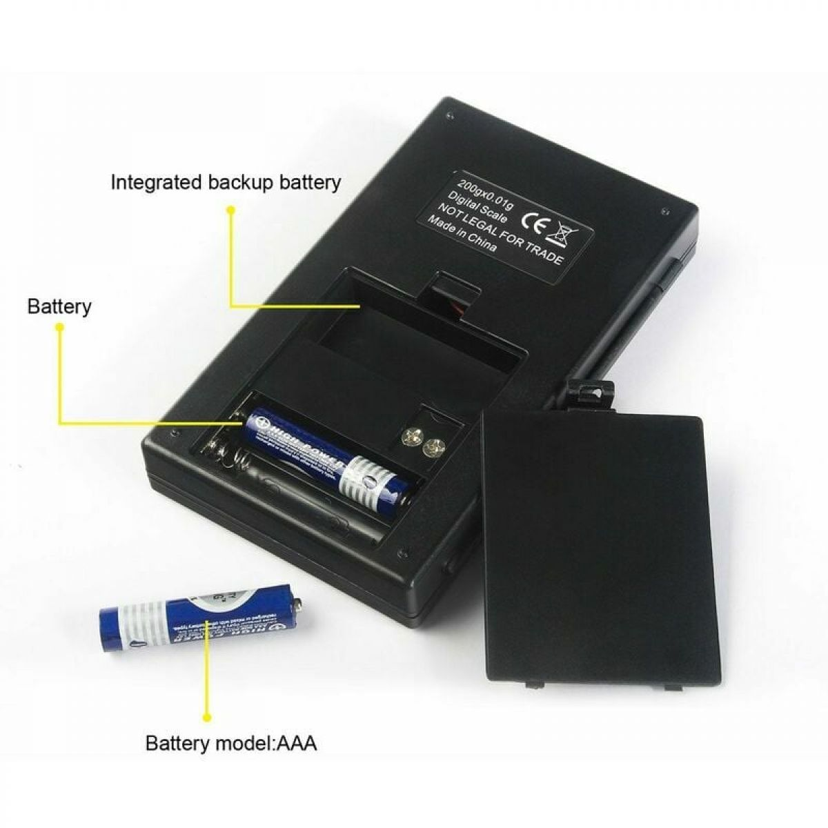 Eine Digitalwaage mit offenem Batteriefach, das eine Batterie freigibt. Eine separate AAA-Batterie liegt in der Nähe der Waage.
