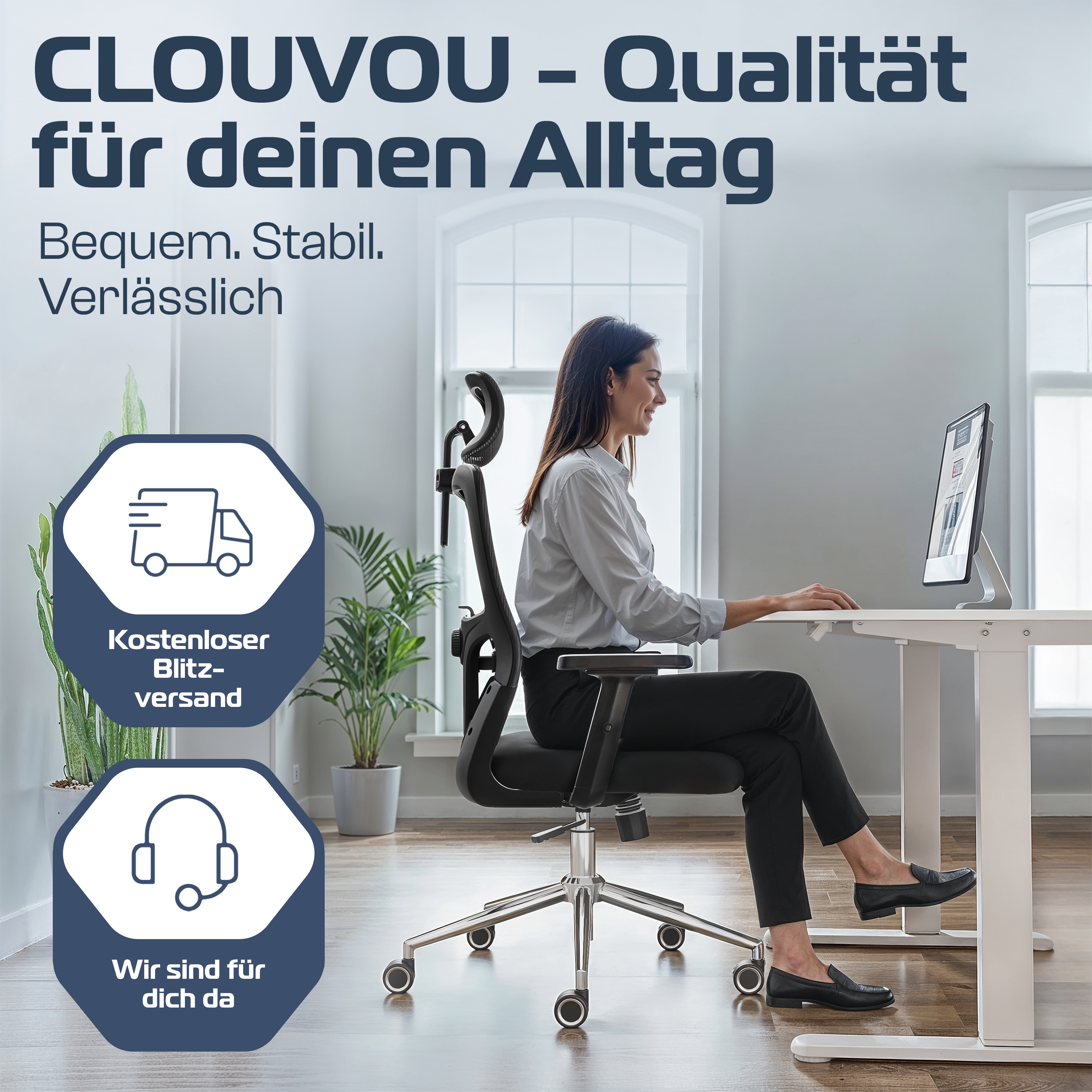 Eine Frau sitzt an einem weißen Schreibtisch und benutzt einen Computer. Die Szene zeigt einen schwarzen Stuhl, Pflanzen und Text.