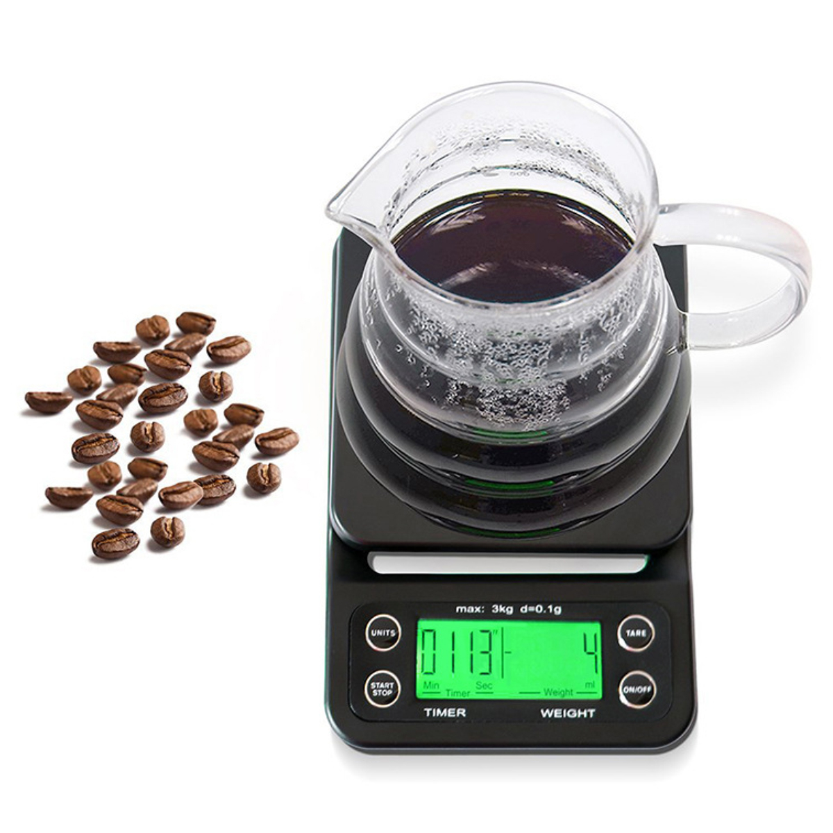 Das Bild zeigt Kaffeebohnen, eine Glaskaraffe mit Kaffee auf einer schwarzen Waage. Die Waage zeigt Zeit und Gewicht, isoliert auf Weiß.