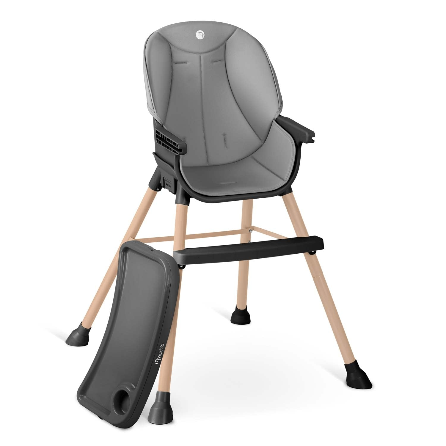 Una silla alta gris para bebés con patas de madera y una bandeja extraíble sobre fondo blanco. La silla está vacía.
