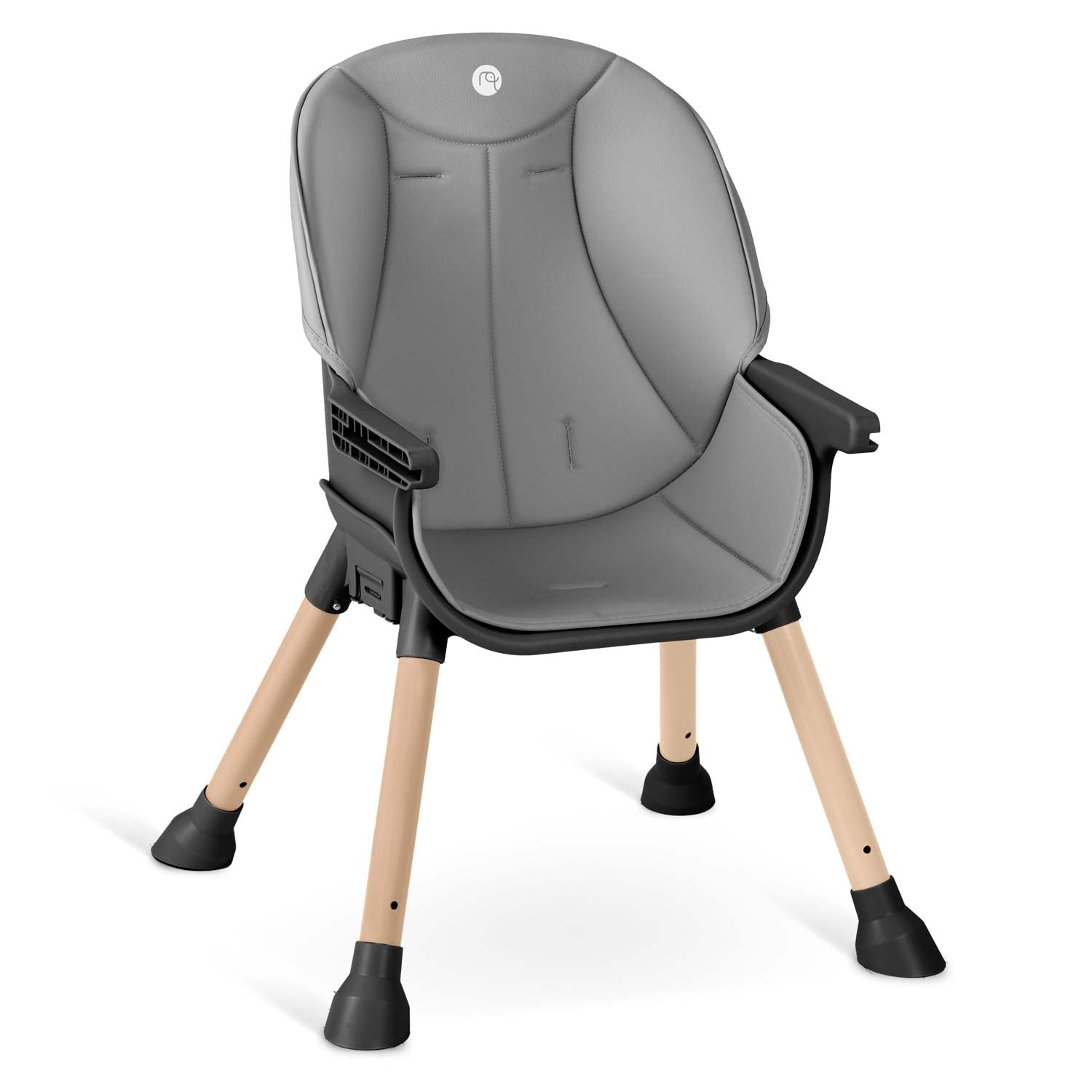 Una trona gris con patas de madera. La silla tiene asiento y respaldo acolchados. Las patas son de madera clara con pies negros.