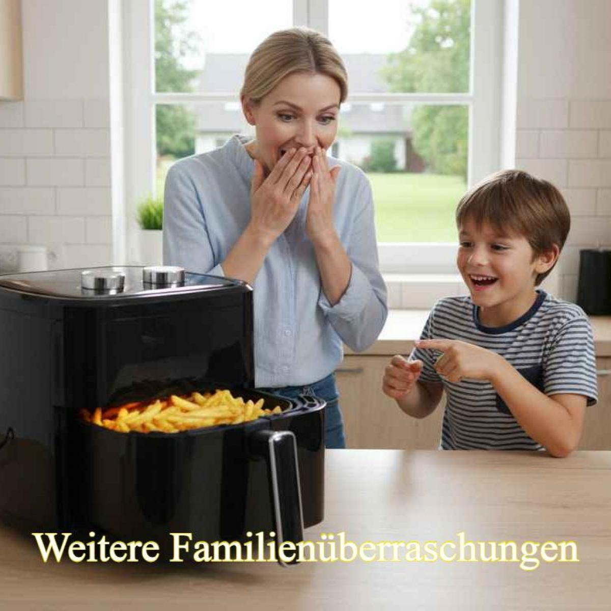 Eine Frau und ein Junge lächeln über eine Heißluftfritteuse mit Pommes. Die Frau hält sich den Mund zu, der Junge zeigt. Im Hintergrund ein Fenster.