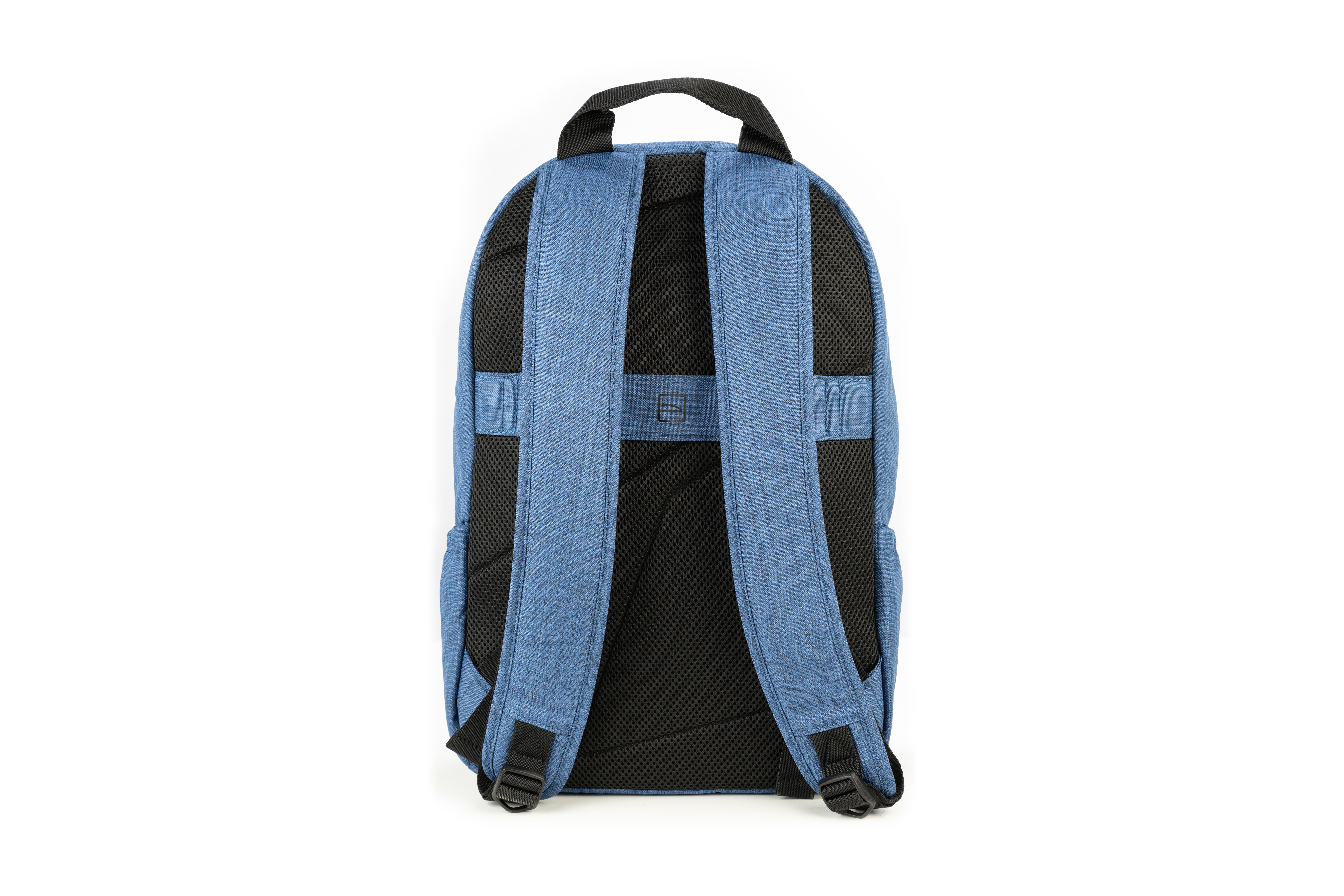Rückansicht eines blauen Rucksacks mit schwarzen Riemen und Mesh. Weißer Hintergrund. Griff oben und verstellbare Riemen.