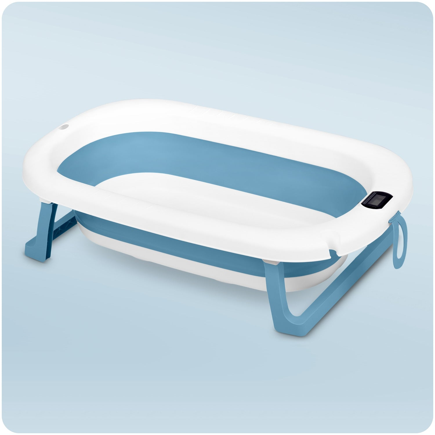 Una bañera plegable para bebés. Tiene colores blanco y azul. Las patas y algunas partes son azules. Se encuentra sobre una superficie azul claro.