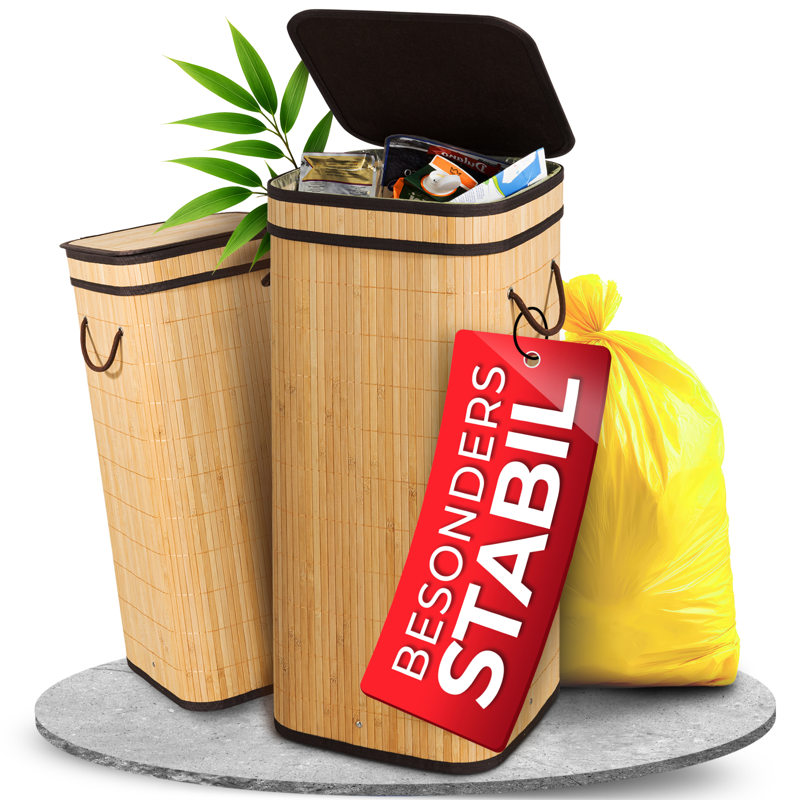 Bambus-Mülleimer, einer offen, mit Müll, und ein gelber Sack. Ein rotes Etikett sagt 'BESONDERS STABIL'.