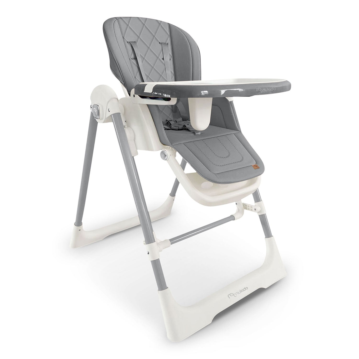 Una trona gris y blanca con bandeja. La silla está sobre una superficie blanca. La silla tiene asiento y respaldo.