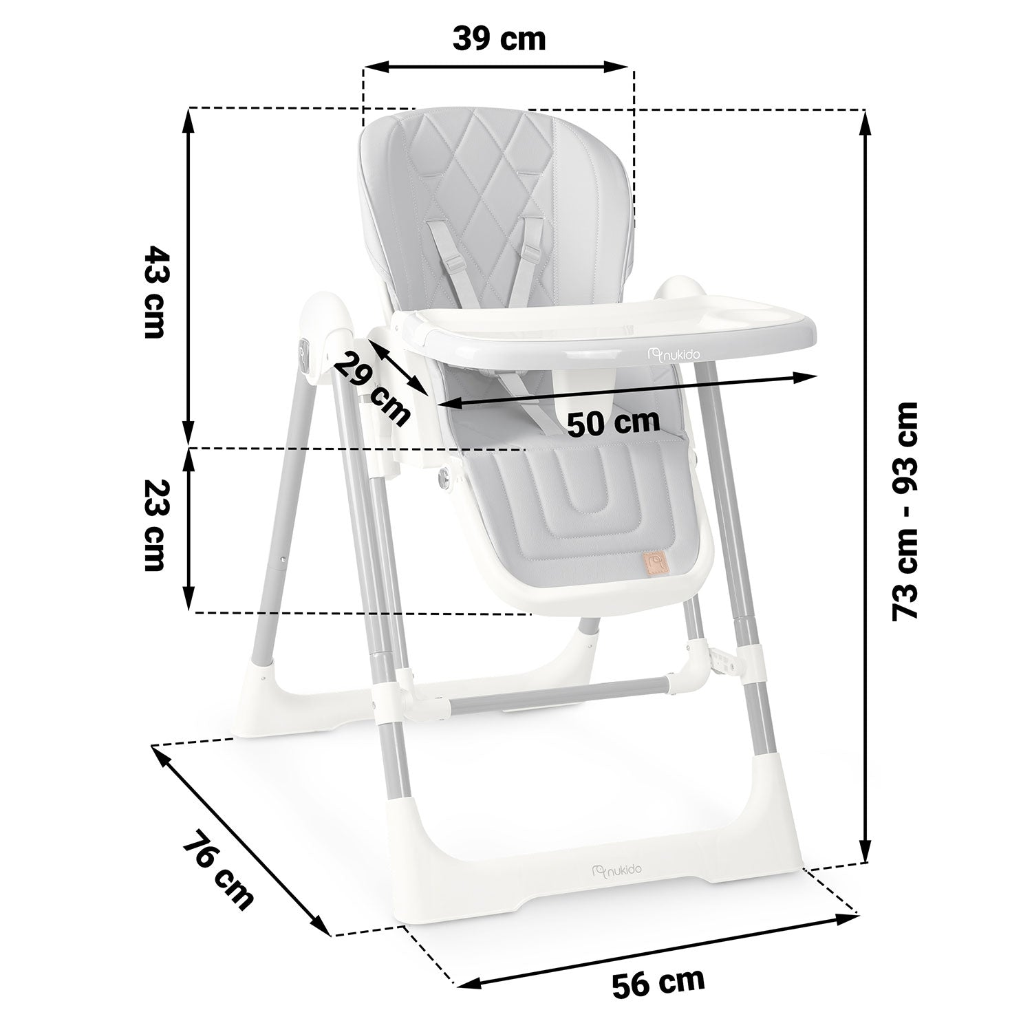 Una trona blanca y gris con dimensiones etiquetadas. La silla tiene una bandeja, un asiento y un reposapiés. La marca es Nukido.