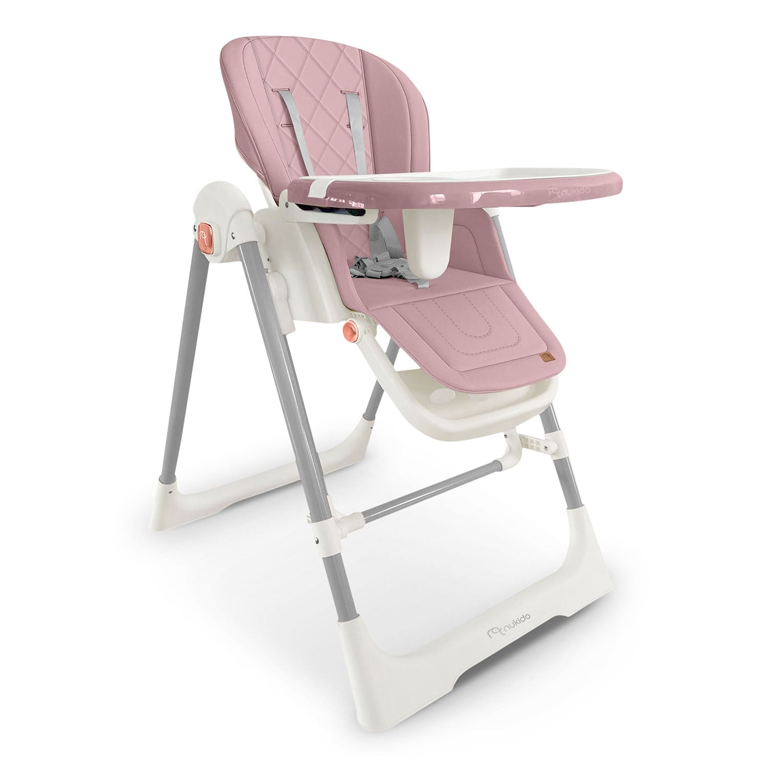 Una trona rosa para bebés. Tiene una bandeja, correas de seguridad y patas blancas y grises. El asiento está acolchado.