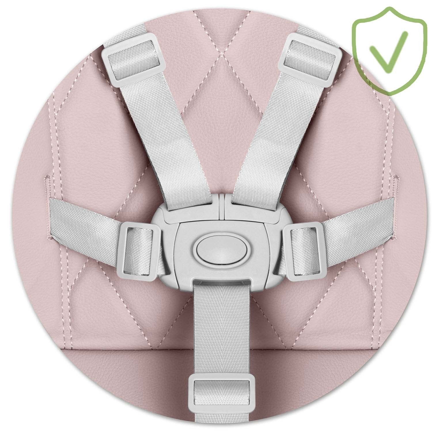 Un asiento para bebés con superficie rosa similar al cuero y cinturones de seguridad blancos. Un escudo verde con una marca de verificación en el fondo.