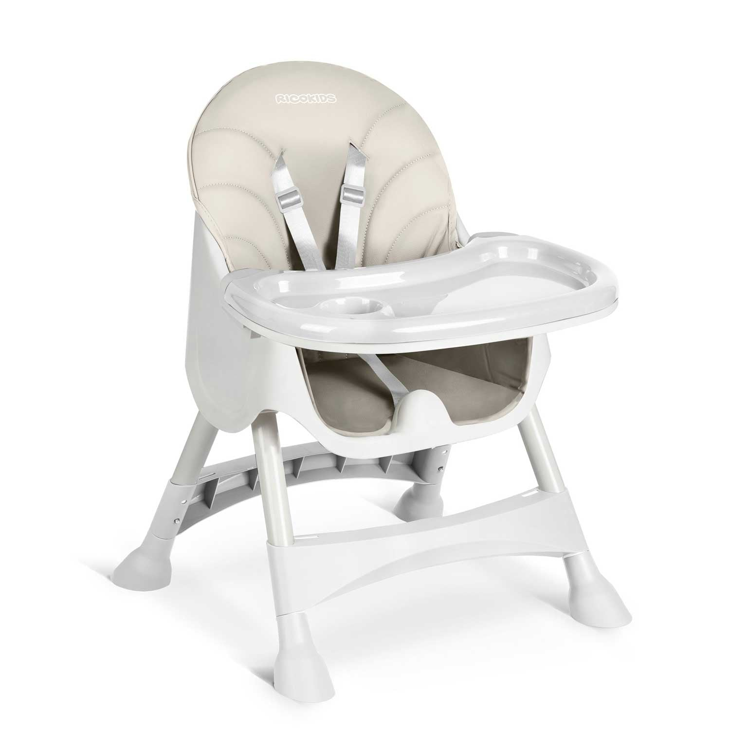 Una trona blanca y gris con bandeja, cinturones de seguridad y asiento acolchado beige. La trona tiene la marca "RICOKIDS" en el reposacabezas.