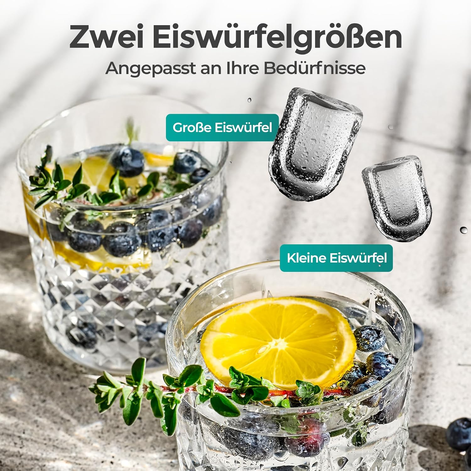 Zwei Gläser mit Eis, Zitrone, Blaubeeren und Kräutern. Zwei Eiswürfel sind ebenfalls abgebildet. Der Text lautet 'Zwei Eiswürfelgrößen'.