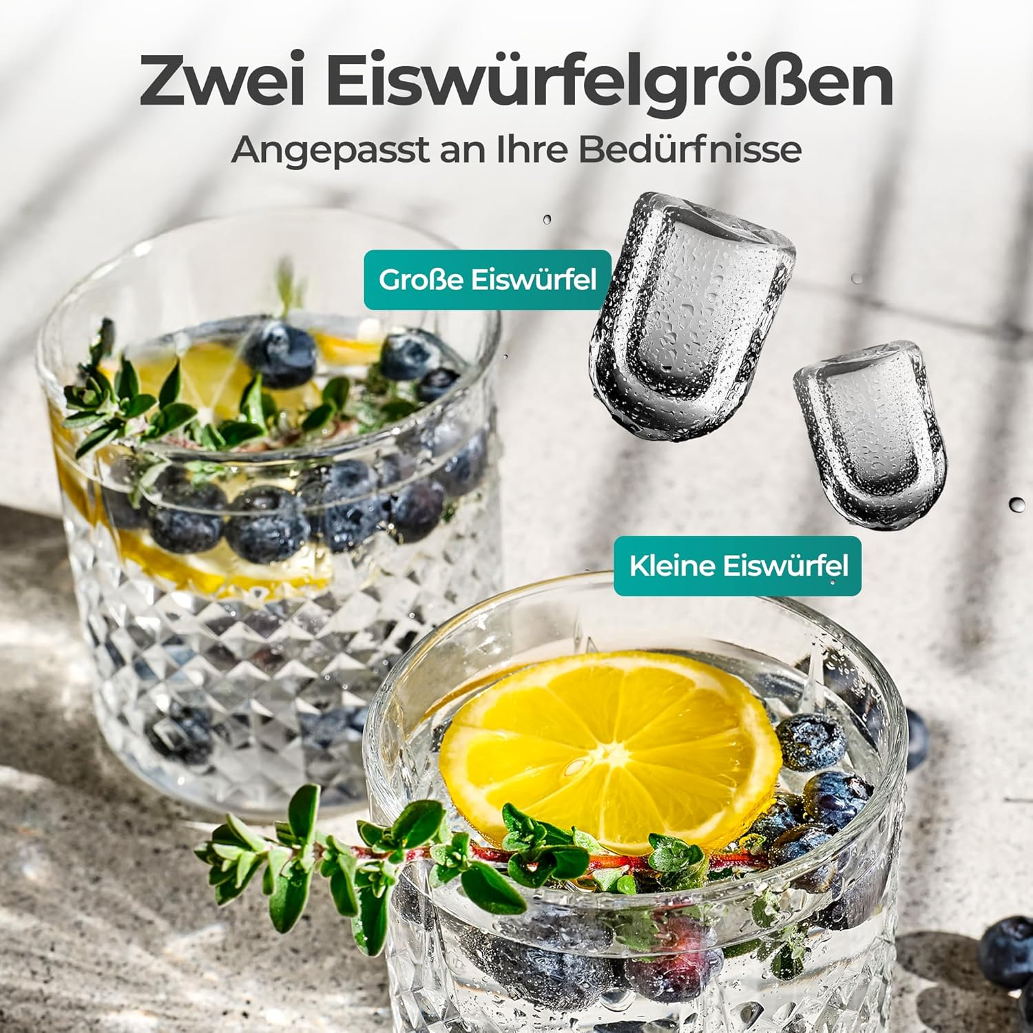 Zwei Gläser mit Wasser, Blaubeeren und Zitronenscheiben. Eiswürfel sind abgebildet. Text lautet: 'Zwei Eiswürfelgrößen, angepasst an Ihre Bedürfnisse'.