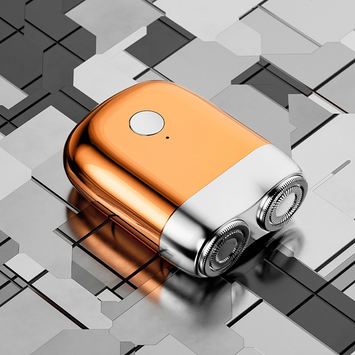 Ein goldener und silberner Elektrorasierer liegt auf einer geometrischen Oberfläche. Er hat einen weißen Knopf und zwei Rasierköpfe. Der Hintergrund ist grau.