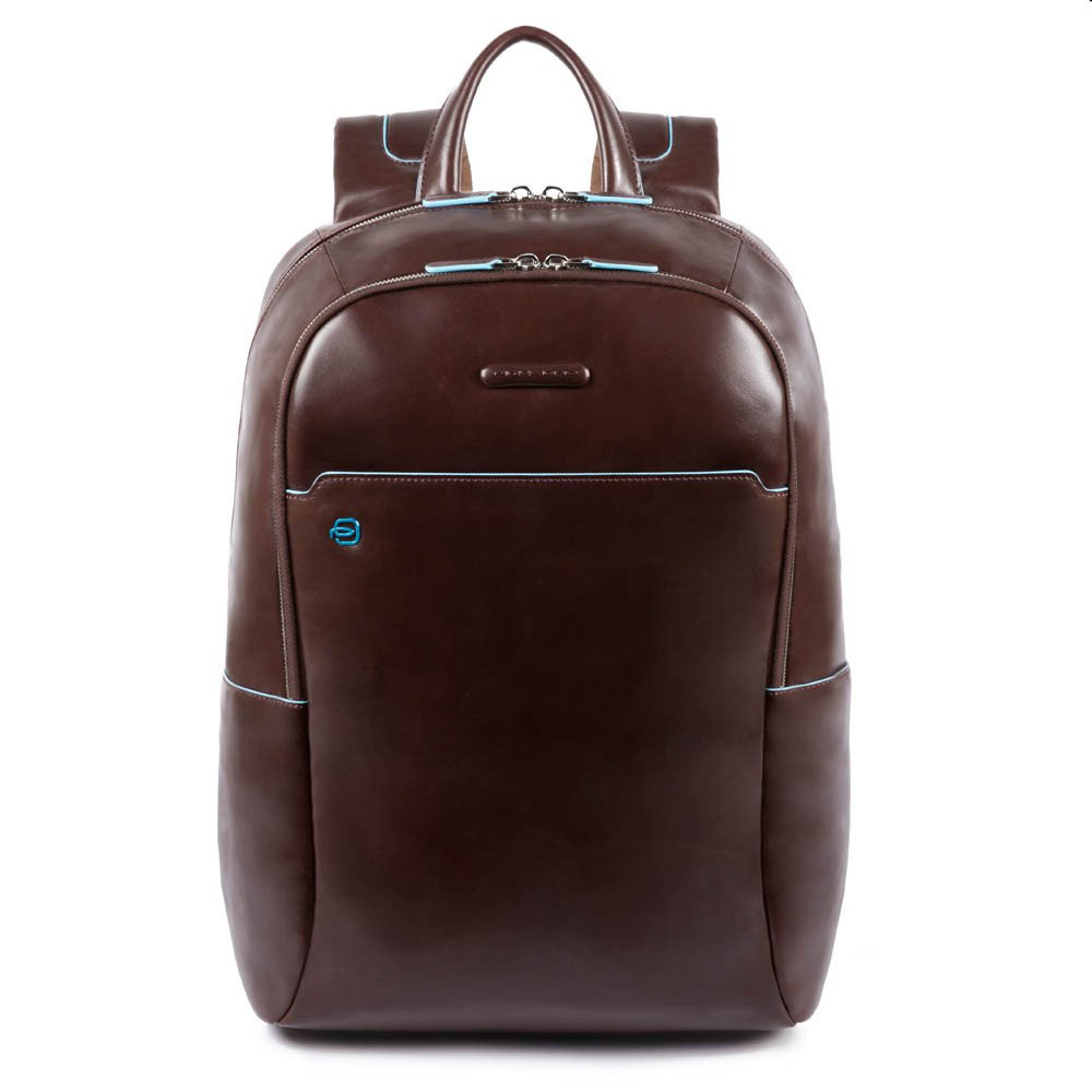 Ein brauner Lederrucksack mit blauen Akzenten. Er hat einen oberen Griff, zwei Schultergurte und eine Vordertasche. Der Hintergrund ist weiß.