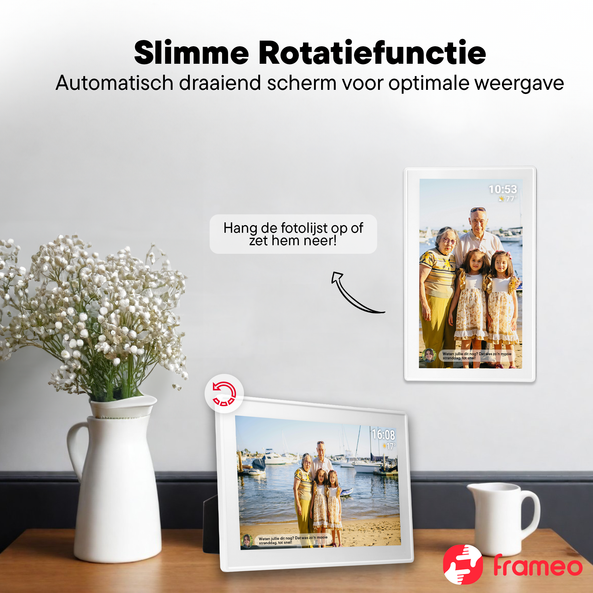 Ein digitaler Bilderrahmen zeigt Familienfotos. Eine Vase mit Blumen und ein Krug stehen auf einem Tisch. Der Text oben lautet 'Smart Rotation'.