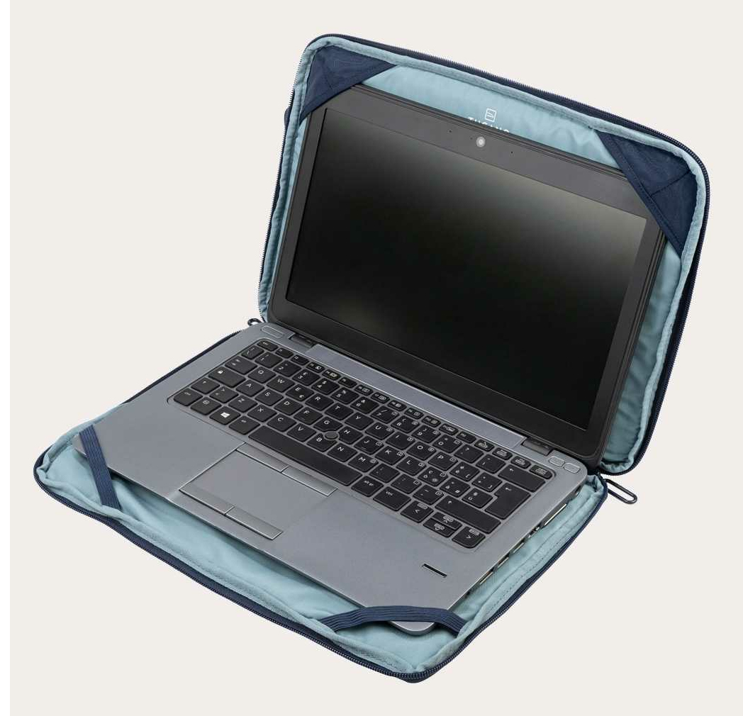 Laptop in einem blauen Etui. Der Laptop ist geöffnet, mit schwarzem Bildschirm und grauer Tastatur. Das Etui ist ebenfalls blau.