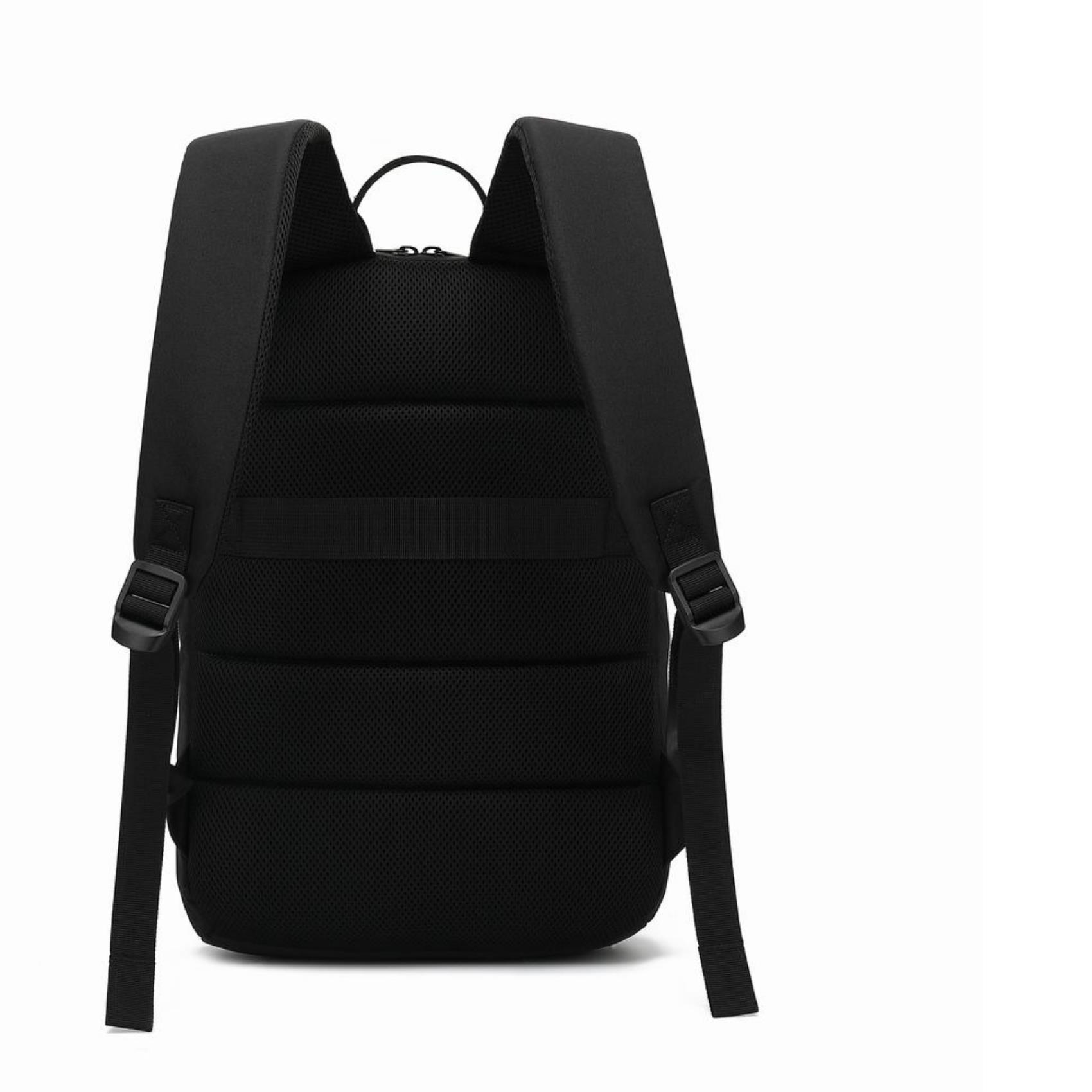 Schwarzer Rucksack mit gepolstertem Rücken und Trägern, weißer Hintergrund.