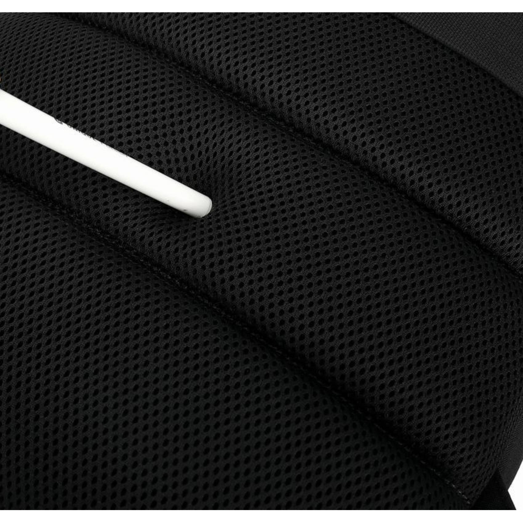 Nahaufnahme eines schwarzen Netzmaterials mit einem weißen Stift. Das Netz hat ein Muster aus kleinen Löchern.
