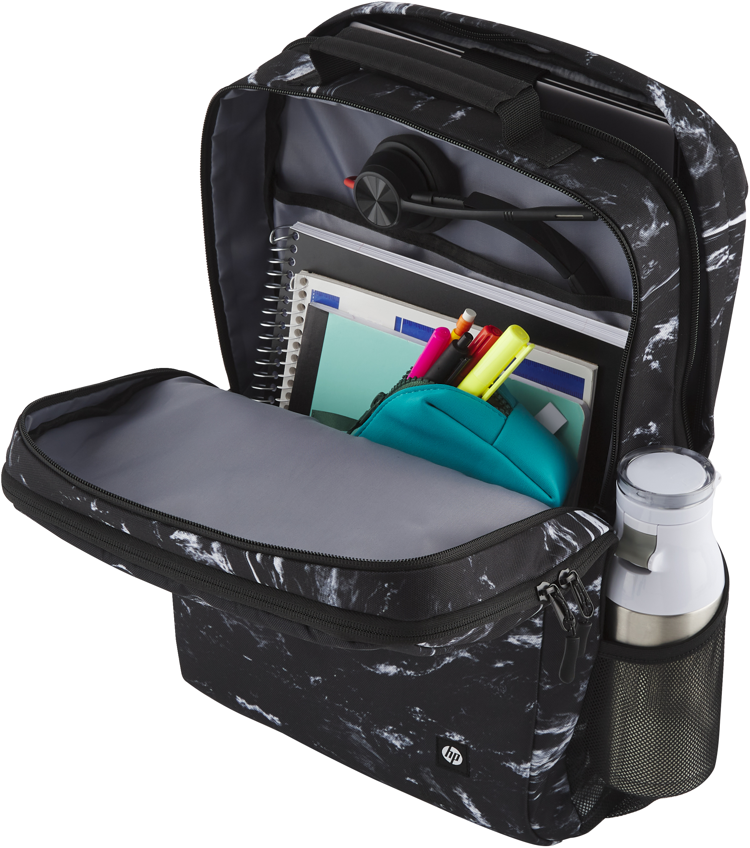 Zaino nero aperto con motivo marmorizzato. All'interno: laptop, cuffie, quaderni, penne, astuccio e borraccia.