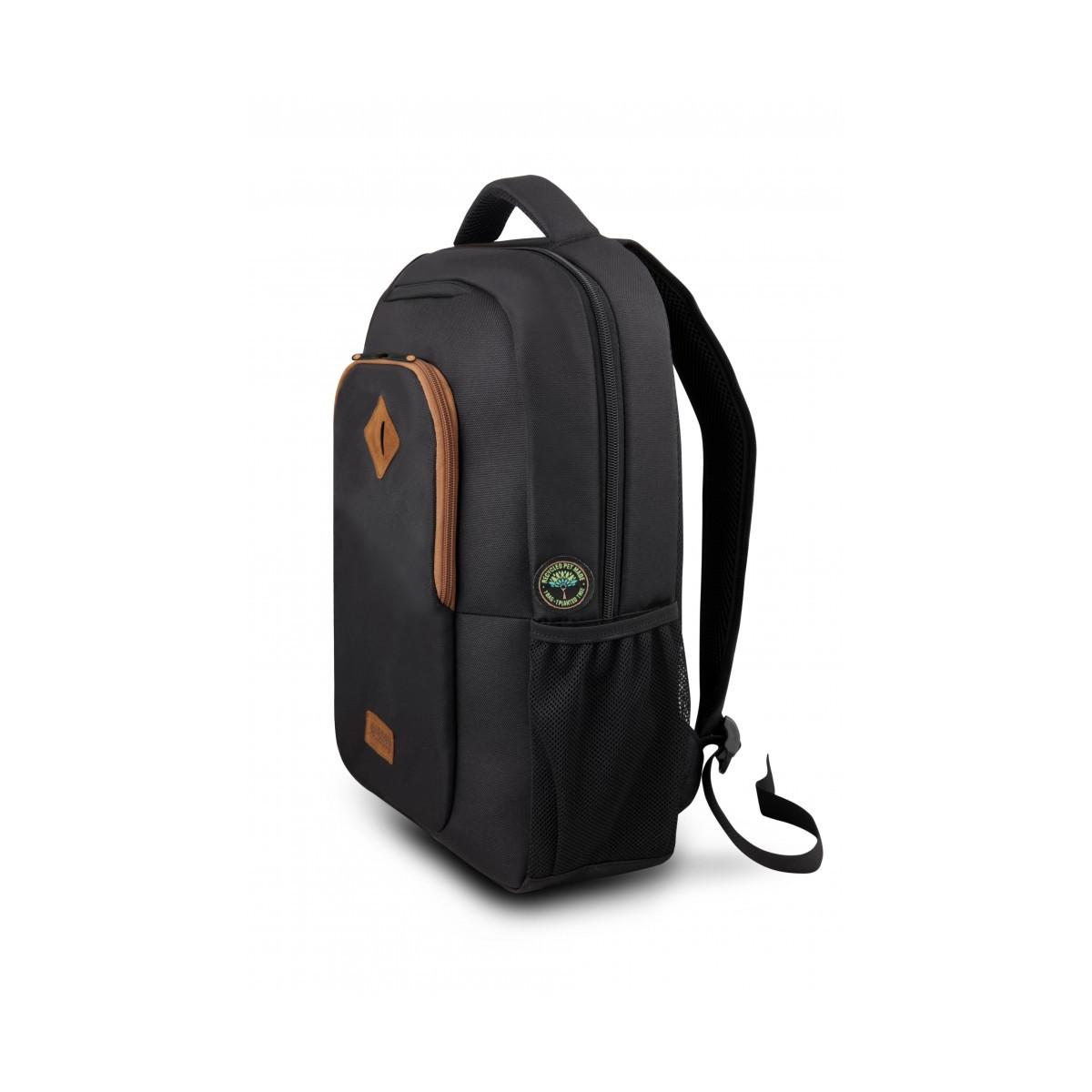 Ein schwarzer Rucksack mit braunen Akzenten, einem Logo und einer Netztasche. Er hat einen Griff und zwei schwarze Riemen. Der Hintergrund ist weiß.