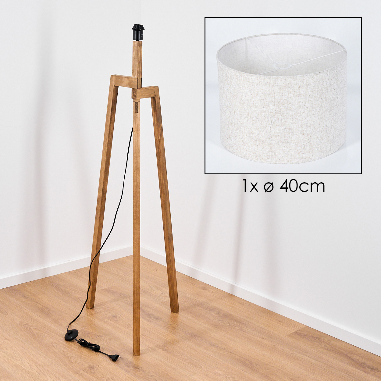 Holz-Stativ-Stehleuchte mit Lampenschirm in der Ecke eines Raumes, mit Netzkabel und zusätzlichem Lampenschirm-Bild.