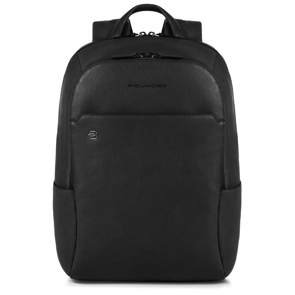Ein schwarzer Lederrucksack mit dem Markennamen PIQUADRO oben. Er hat eine Vordertasche und zwei Seitentaschen.