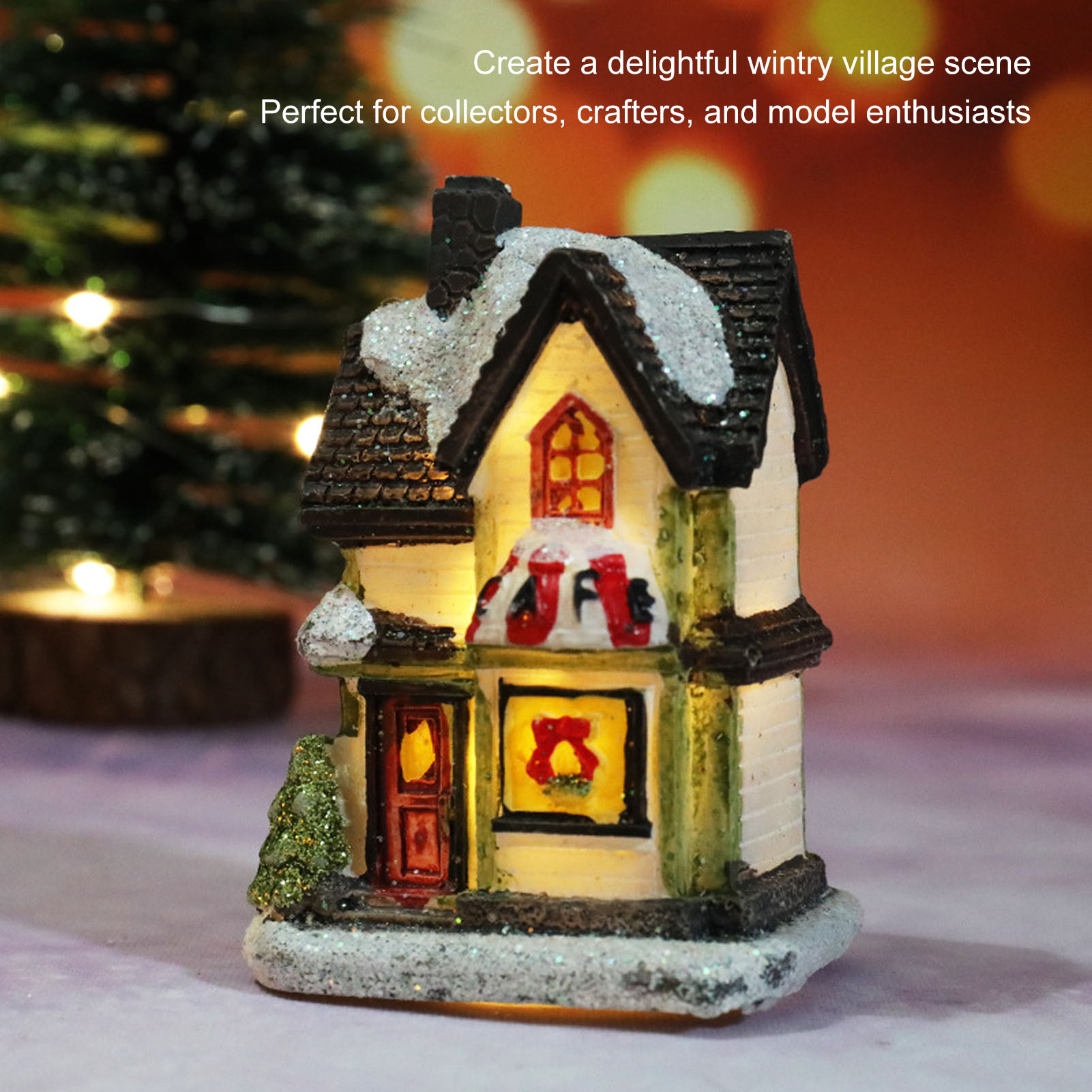 Ein miniaturisiertes, beleuchtetes Winterdorfhaus mit Schnee auf dem Dach. Im Hintergrund ist ein Weihnachtsbaum zu sehen.