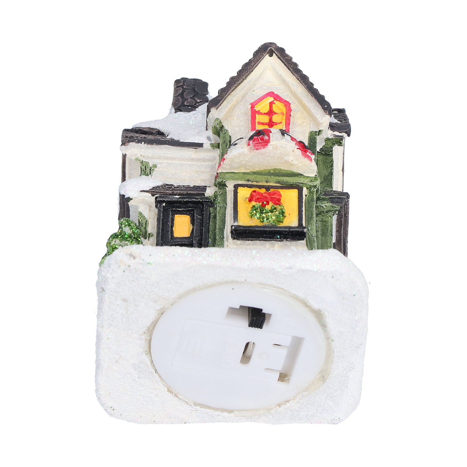 Ein Miniatur-Weihnachtshaus mit Schnee, einem beleuchteten Fenster und einem Stecksockel. Das Haus ist weiß mit schwarzem Dach und Schornstein.