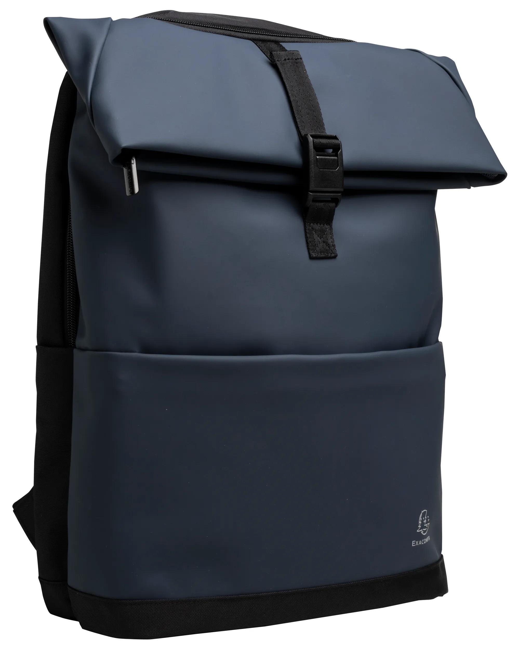 Dunkelblauer Rucksack mit Rollverschluss und schwarzen Riemen, Schnallen. Das Markenlogo ist unten sichtbar.