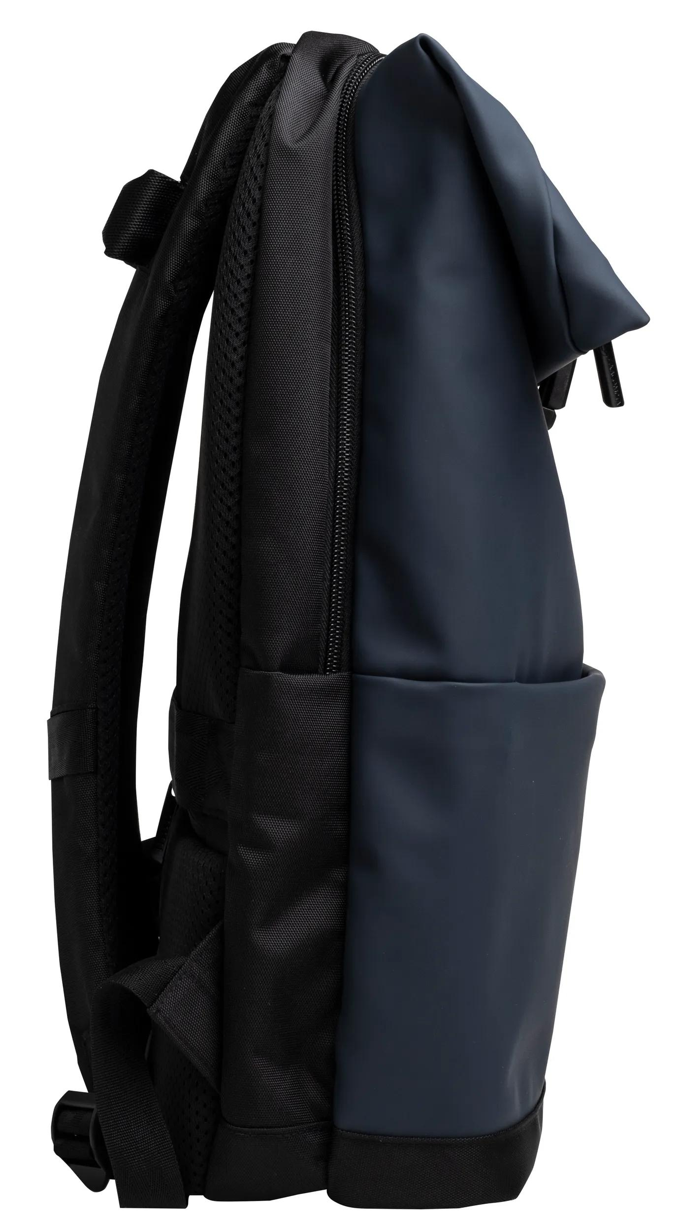 Ein schwarzer und blauer Rucksack. Die linke Seite ist schwarz mit Reißverschluss. Die rechte Seite ist blau mit einer Tasche.