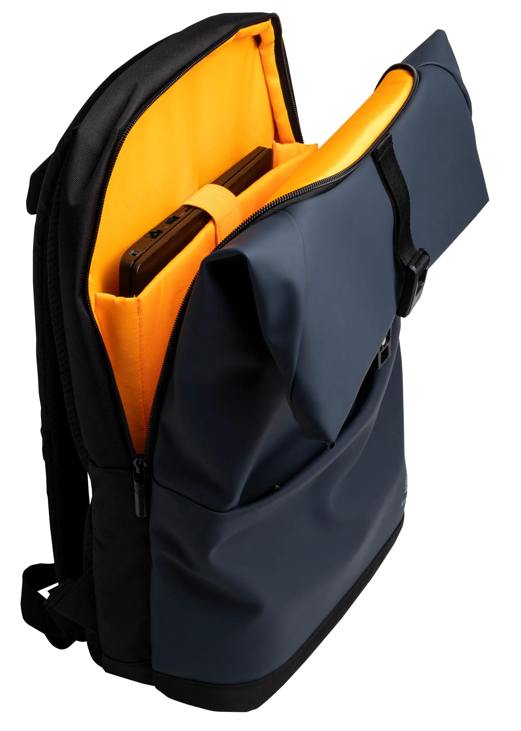 Ein blauer Rucksack ist geöffnet und zeigt ein gelbes Innenfutter. Ein schwarzer Laptop ist darin, mit einem gelben Riemen befestigt.