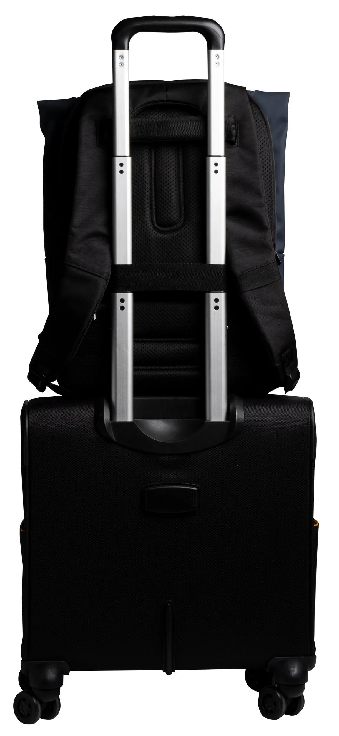Ein schwarzer Koffer mit einem Rucksack. Der Koffer hat einen Griff und Räder. Der Rucksack ist schwarz und blau.