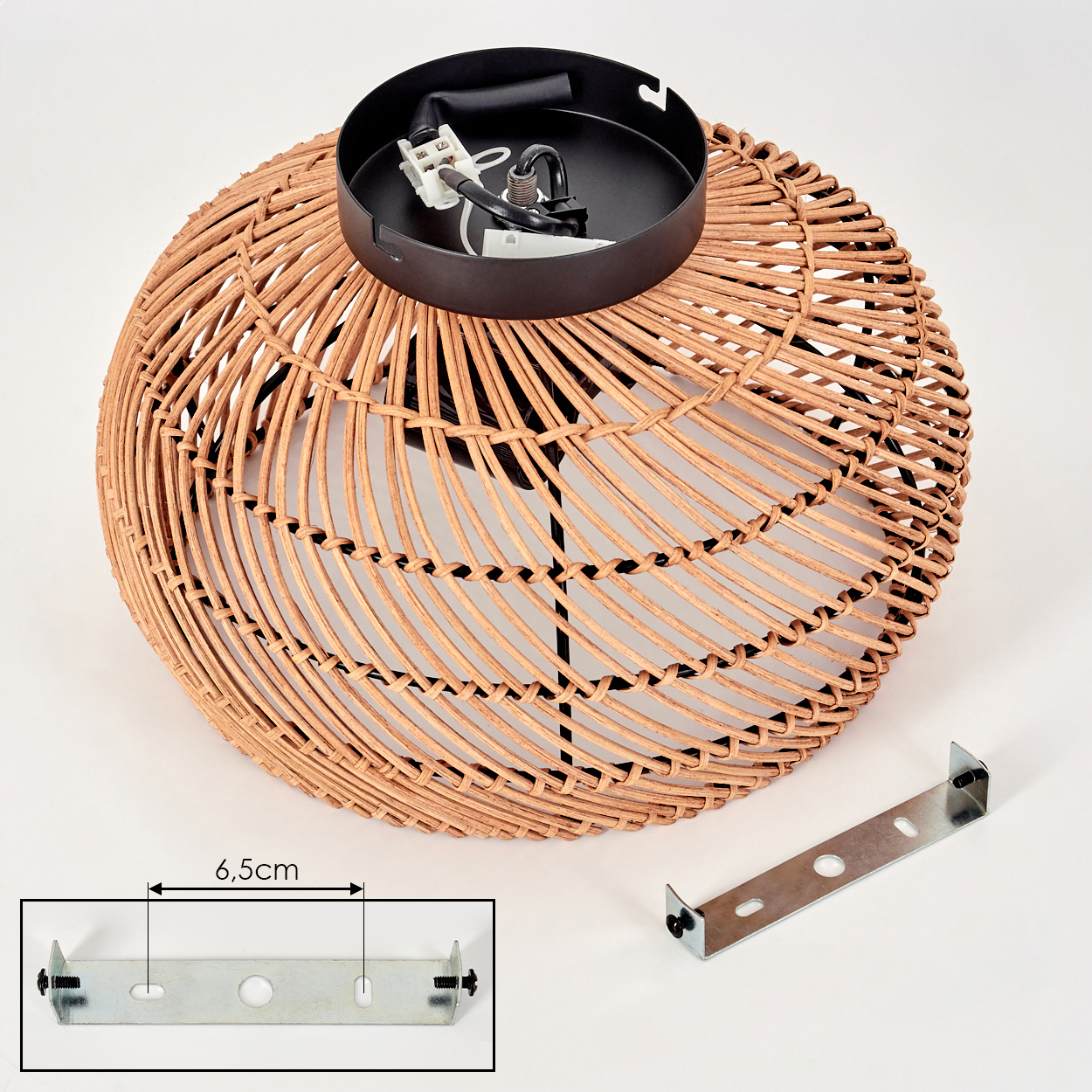 Ein Lampenschirm aus Rattan mit schwarzem Metallsockel und einer Halterung. Die Halterung ist silberfarben mit Schrauben. Der Sockel hat Drähte.