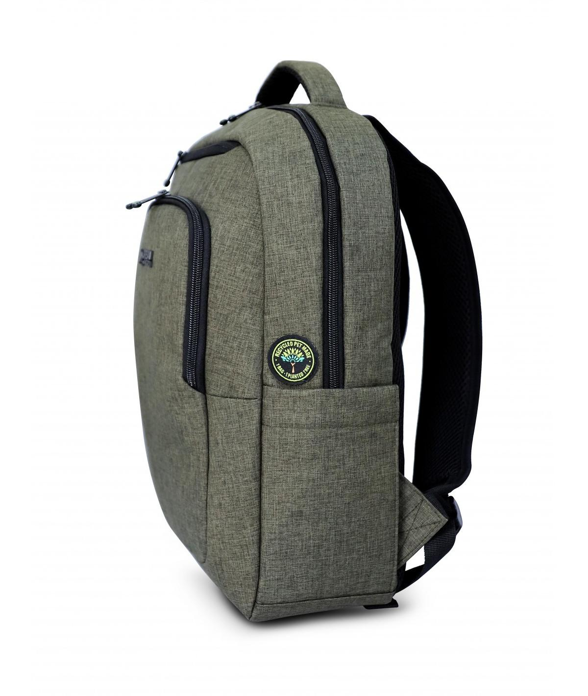 Grüner Rucksack aus recyceltem PET. Mit schwarzen Reißverschlüssen und Trägern. Hat ein 'Recycled PET Made'-Logo und einen Griff oben.