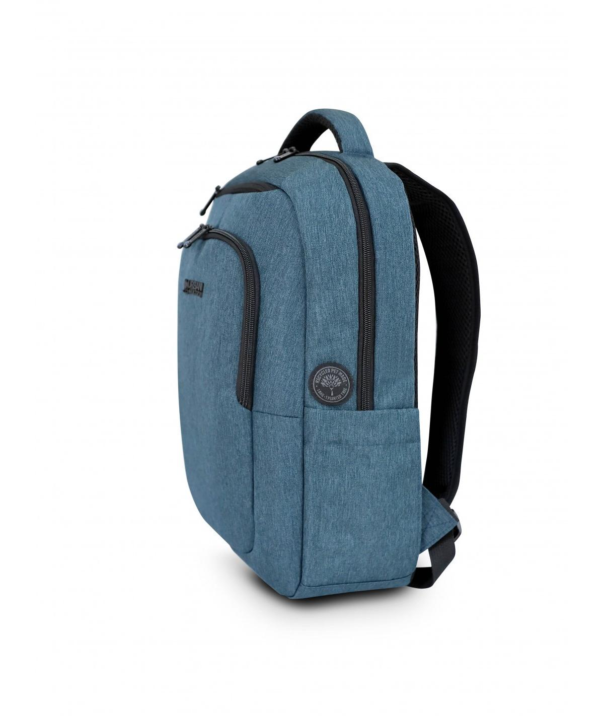 Ein blauer Rucksack mit schwarzen Reißverschlüssen und Trägern, ein kleines Logo auf der Vorderseite. Der Rucksack steht vor weißem Hintergrund.