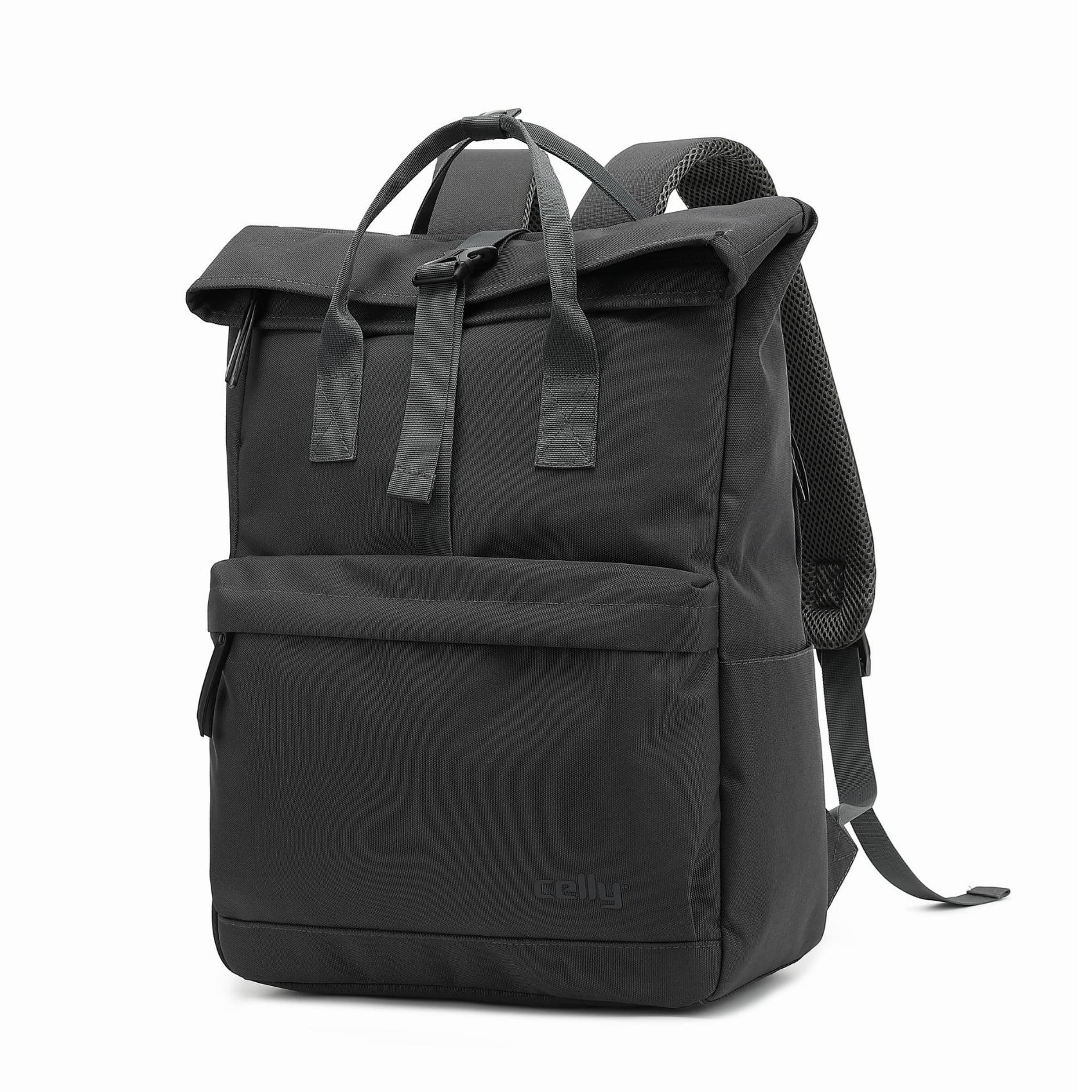 Ein schwarzer Rucksack mit oberem Griff, Vordertasche und Schultergurten. Er hat einen Rollverschluss und den Markennamen 'celly'.