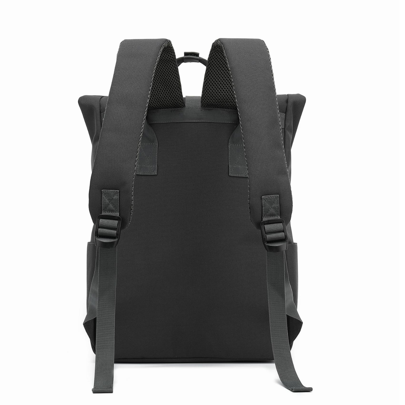 Rückansicht eines schwarzen Rucksacks mit grauen Trägern und Schnallen. Weißer Hintergrund. Mesh-Polsterung an den Schultergurten.