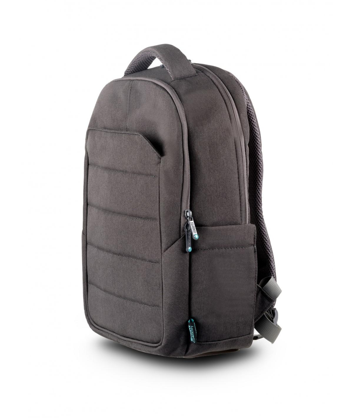 Ein grauer Rucksack mit gepolsterter Vorderseite, Griff und Seitentasche. Reißverschlüsse und ein Mesh-Rücken sind sichtbar.