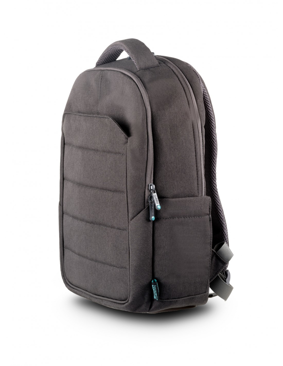Ein dunkelgrauer Rucksack mit Griff, zwei Hauptfächern und mehreren Taschen. Er steht vor weißem Hintergrund.