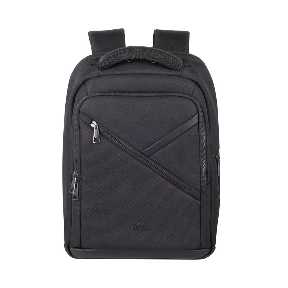 Ein schwarzer Rucksack mit mehreren Fächern, Reißverschlüssen und gepolsterten Schultergurten. Er hat einen oberen Griff und ein kleines Logo.