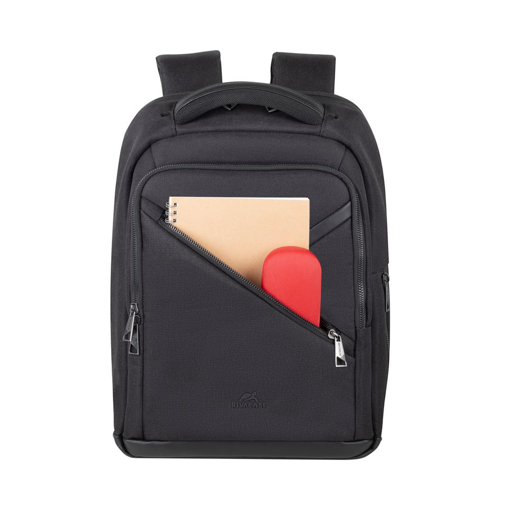 Schwarzer Rucksack mit Vordertasche. Darin sind ein Notizbuch und ein rotes Etui zu sehen. Der Rucksack hat zwei Schultergurte und einen Griff.