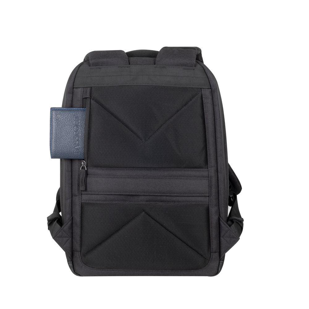 Ein schwarzer Rucksack mit einem blauen Reisepasshalter in der Vordertasche. Der Rucksack befindet sich auf weißem Hintergrund.