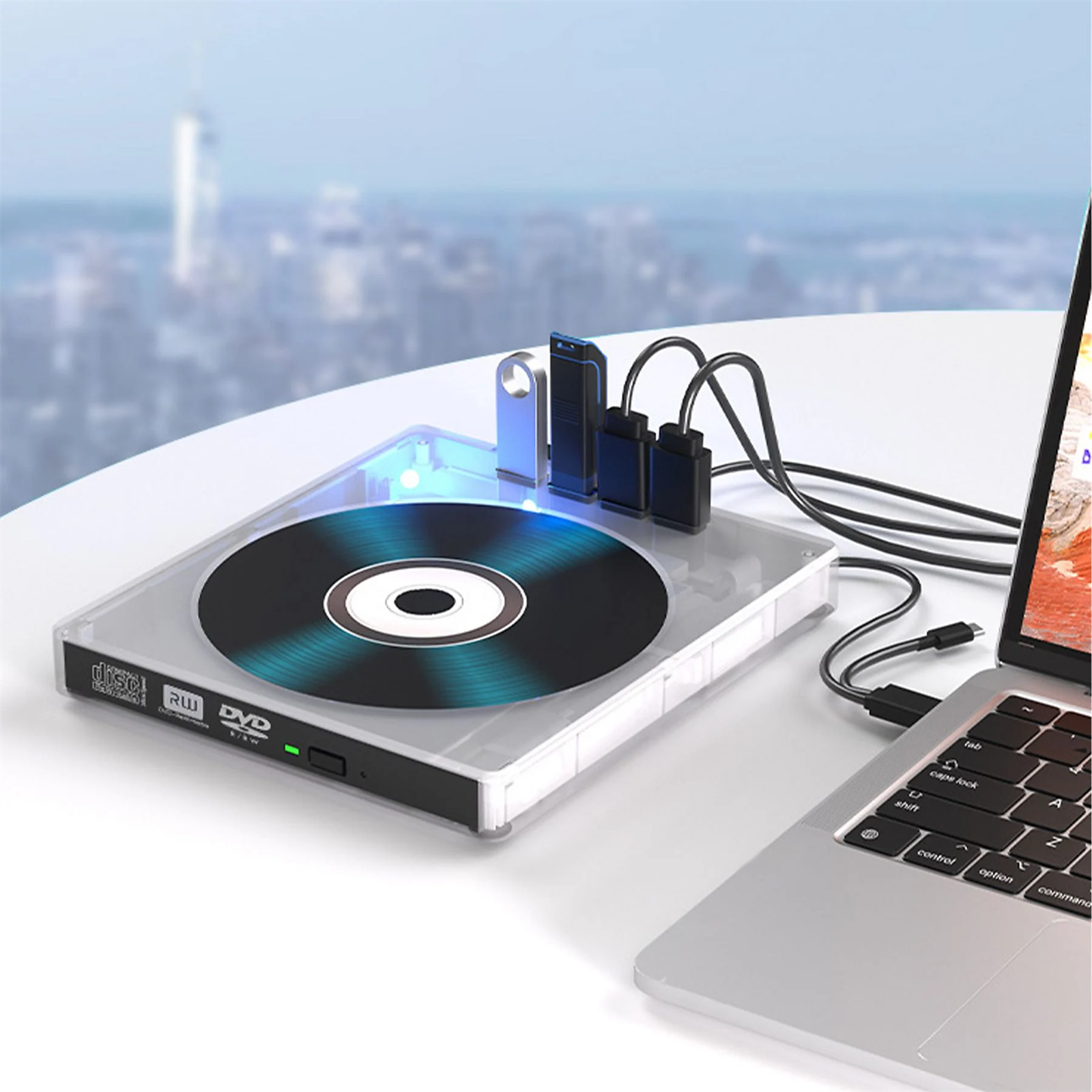 Ein DVD-Laufwerk mit einer Disc ist mit einem Laptop verbunden. USB-Laufwerke befinden sich oben. Stadtgebäude sind im Hintergrund.